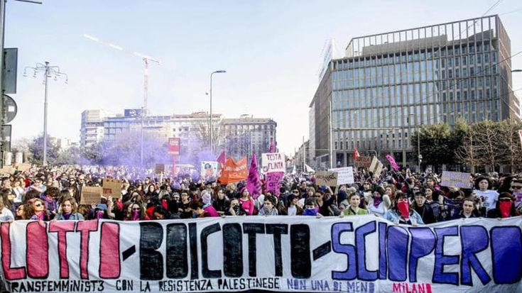 Otto marzo, in migliaia al corteo di Non una di meno: “Contro ogni forma di violenza maschile”