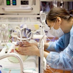 Nati prematuri, i genitori potranno vederli a tutte le ore