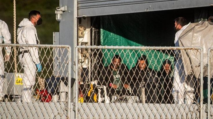 L’infinito viaggio della nave Libra: dall’Albania ha portato a Brindisi 4 dei 16 migranti che erano a bordo. Poi andrà in Sicilia
