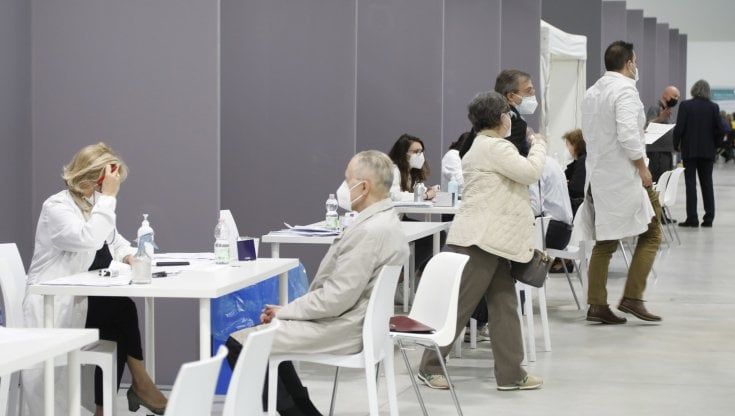 Vaccini, dal 3 giugno si apre a tutte le fasce di età. Al via anche le dosi in azienda