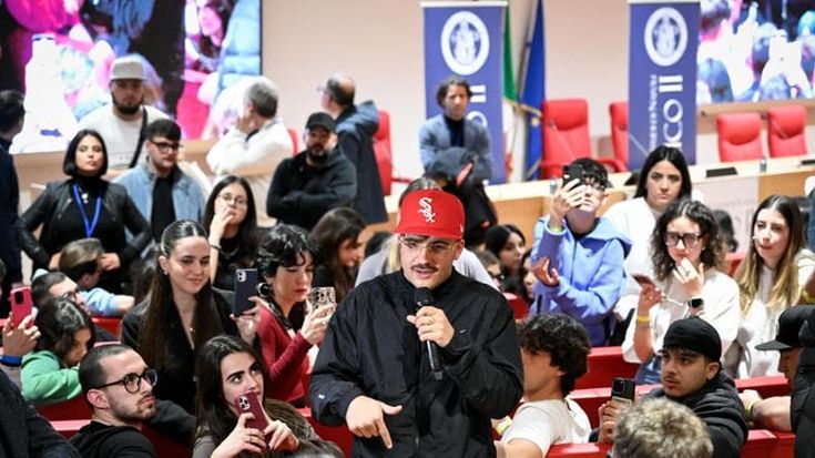 Geolier all’università: “Noi delle periferie abbiamo la fame negli occhi, è un vantaggio per il successo”