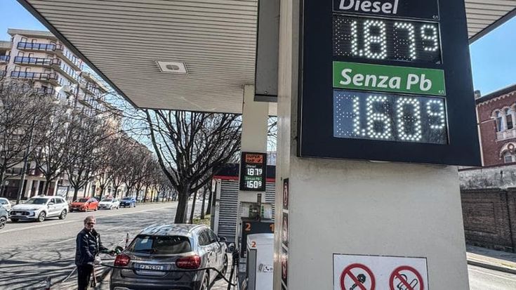Pasqua più cara per chi parte: volano carburanti e bollette del gas