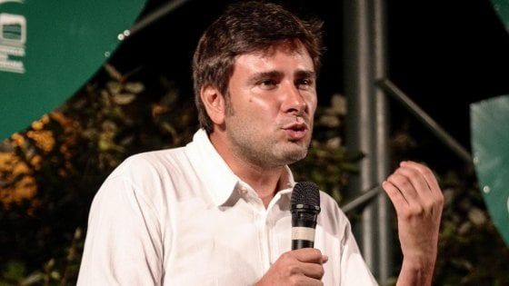 Rivoluzione Rousseau, lascia il numero due Bugani. Un nuovo incarico per Di Battista 