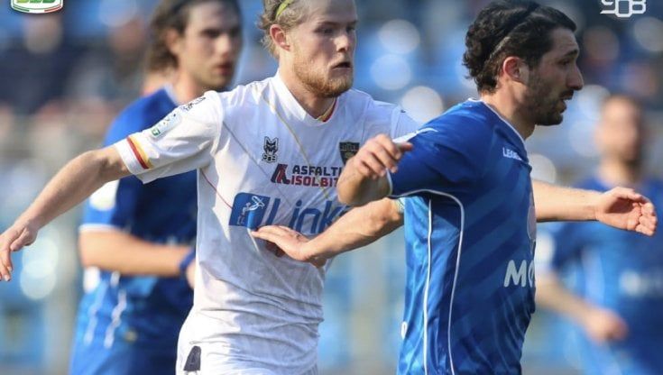 Serie B: il Lecce pareggia a Como ma resta al comando. Non ne approfittano Pisa, Brescia e Benevento, Sale il Frosinone
