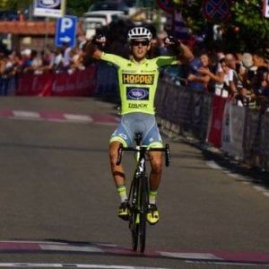 Ciclismo, Giro d'Italia Under 23 tra libri e bici, il ragazzo e lo scrittore a confronto: Massimo Rosa e Tonino Guerra
