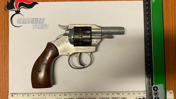 Litiga con una vicina per il parcheggio e le punta una pistola in volto, arrestato pensionato