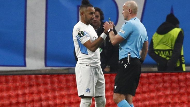 Marsiglia, gli ultras del Paok devastano lo stadio. E un vetro colpisce Payet