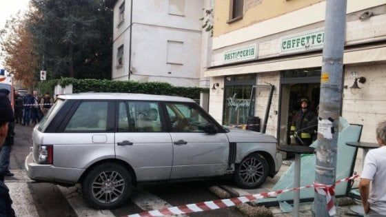 Modena, Suv piomba su una pasticceria: otto clienti feriti