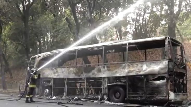 Pullman turistico in fiamme su viale Washington a Villa Borghese, ferito un vigile del fuoco