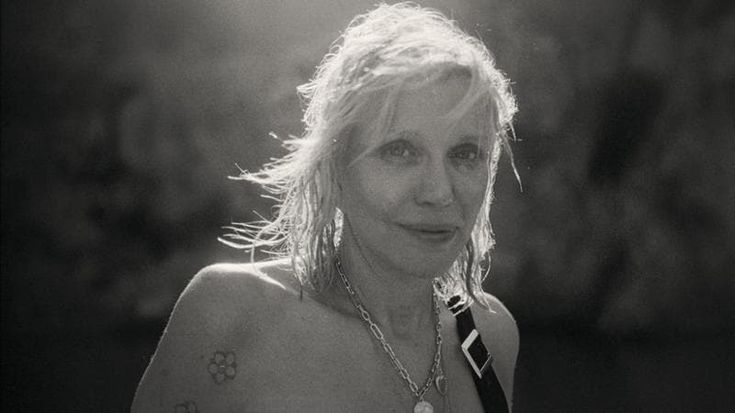 Courtney Love, storia di una anti-eroina: il ritratto intimo di una sopravvissuta del rock