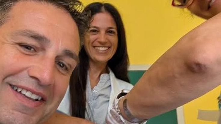 Il consigliere Pd Astuti si vaccina e posta la foto, i no-vax si scatenano