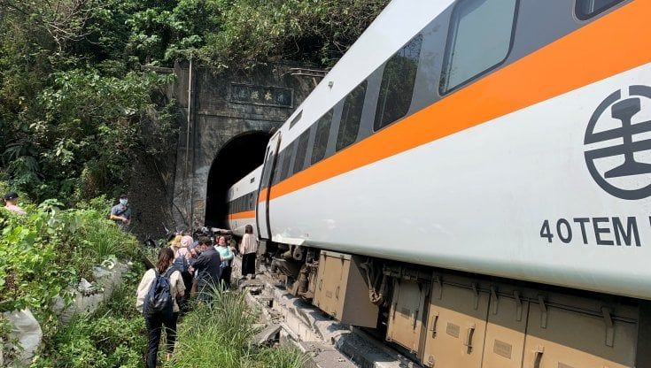 Taiwan, almeno 51 morti per il deragliamento nel tunnel
