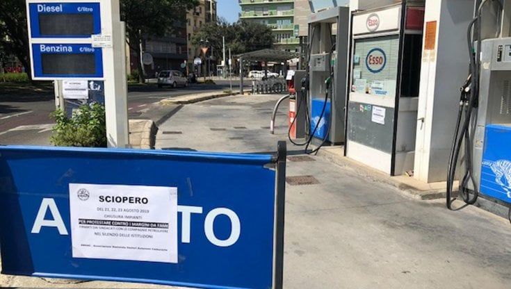 Benzinai, sulla rete autostradale vendite giù del 95%: dal 27 novembre scatta la chiusura