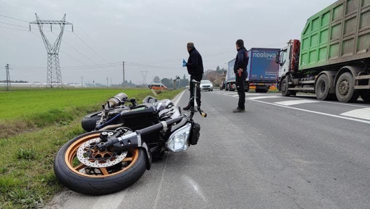 Castenaso, perde il controllo della moto e si schianta a terra: Mattia Giannico muore a 36 anni