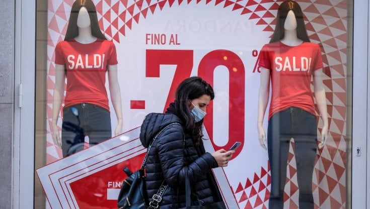 Riaprono i negozi ma gli incassi calano del 50 per cento