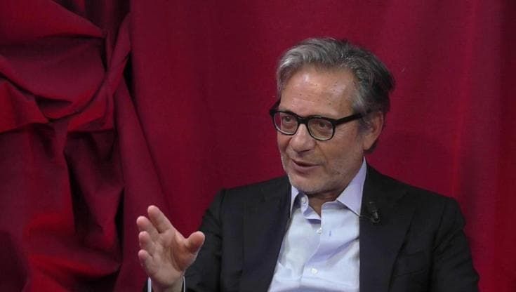 Massimo Recalcati: "La lezione della vita? Tuffarsi nell'onda e accettare la solitudine"