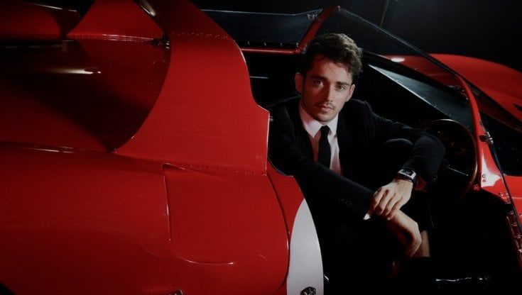 Charles Leclerc nelle sale del Museo Ferrari di Maranello