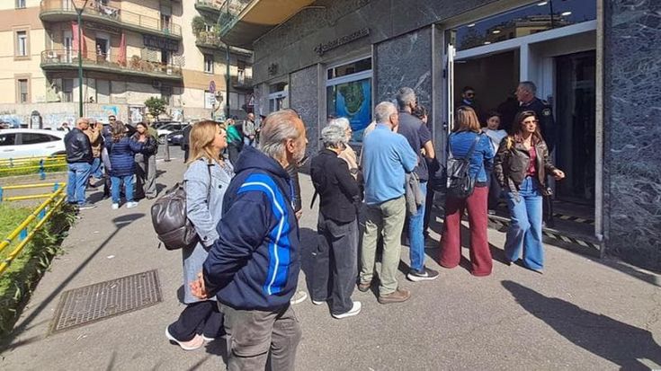 Napoli, colpo in banca da film: ladri mascherati da attori fuggono dalle fogne