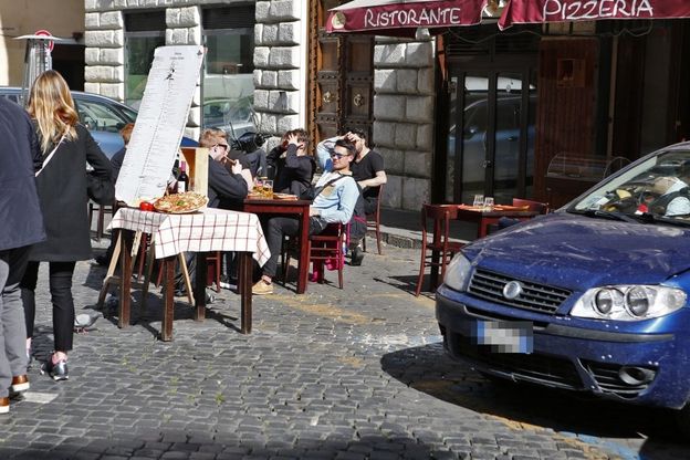 Roma, tavolini sul posto per disabili in piazza della Cancelleria