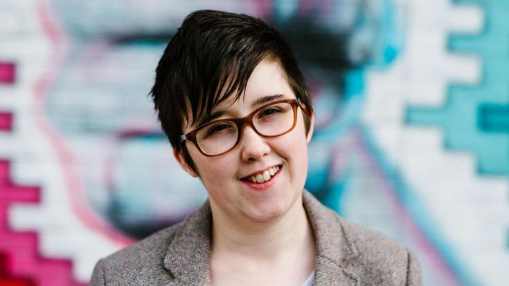 Il dolore degli amici per Lyra McKee, la giornalista uccisa a Derry: "Era felice, voleva sposarsi presto": 