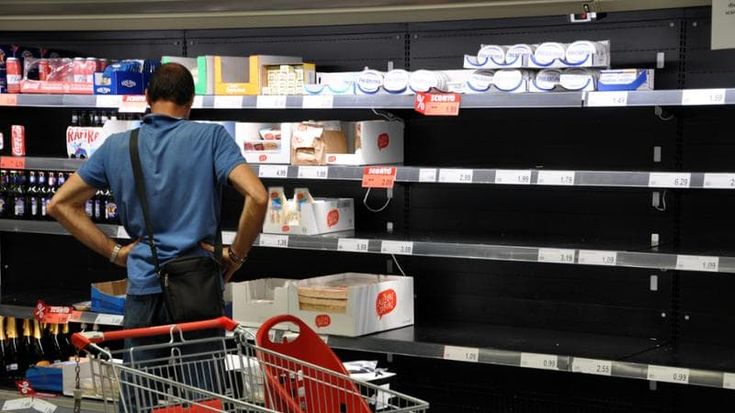 Protesta dei tir, tra gli scaffali vuoti in Sicilia: “Ci sono i panettoni ma mancano latte e carne”