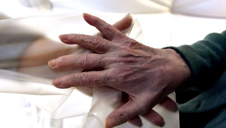 Parma, Natale nelle case di riposo fra abbracci protetti e videochiamate. In attesa dei primi vaccini 