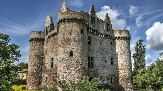 Francia, castello in vendita a quote da 50 euro per evitare la rovina