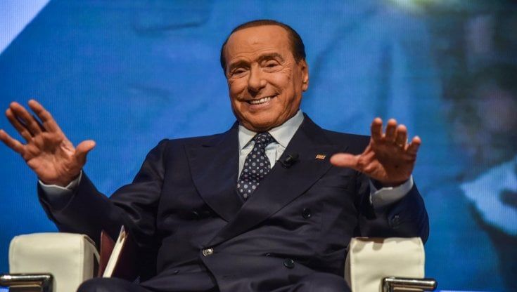 Berlusconi, colloquio con Meloni e Salvini. Il fratello Paolo: "C'è un miglioramento". Il bollettino medico: "Soffre da tempo di leucemia cronica, in terapia intensiva per polmonite"