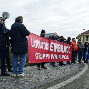 Crisi Embraco, i lavoratori consegnano a Grasso una lettera per Mattarella