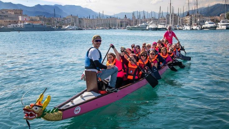 In canoa verso la vita: l’equipaggio delle donne che hanno battuto il cancro