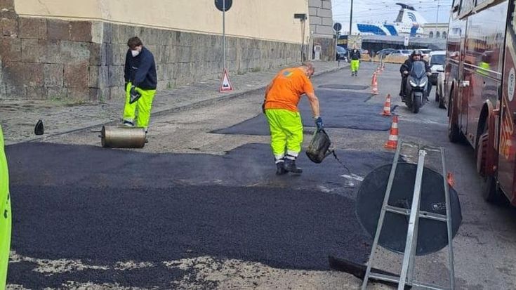 Via Acton, “rattoppate” le buche nell’asfalto divelto dopo le piogge. Voragine in via Caravaggio