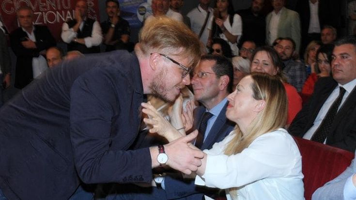 La premier, la iena situazionista e quei messaggi di mezzanotte