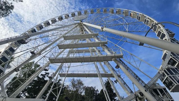 Tutto pronto all’Eur per la ruota panoramica più alta d’Italia. Resterà fino all’Epifania