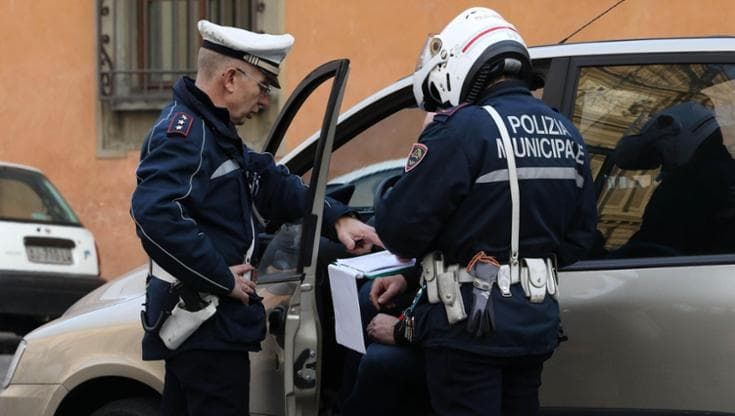 Il posto disabili è occupato e fa rimuovere l'auto. La mattina dopo trova la sua danneggiata