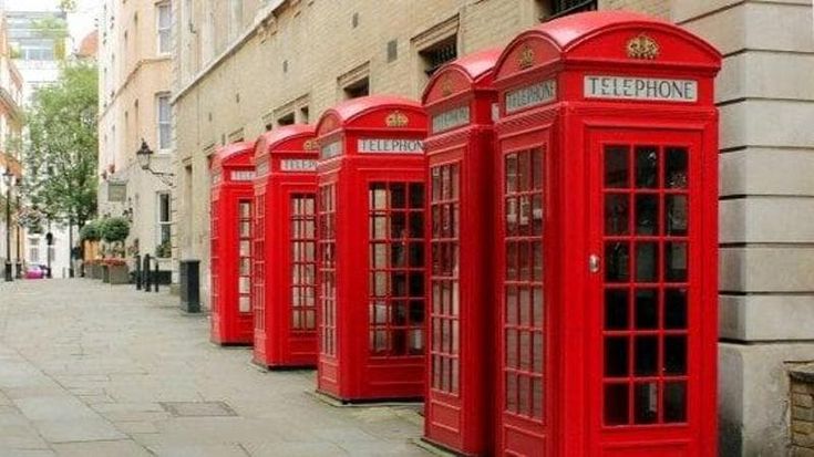 Ultima chiamata per le cabine telefoniche: diventano biblioteche o chioschi per il caffè