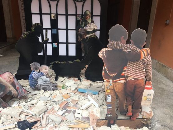 La Natività nel dramma della guerra, il presepe-denuncia dei liceali di Foggia