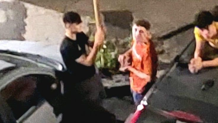 La mala movida di piazza Bologna, ragazzi si fanno fotografare sul tetto delle auto parcheggiate