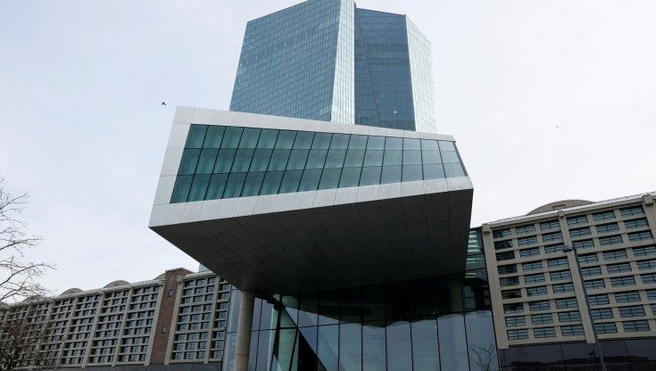 Le Borse di oggi, 4 maggio. L'Europa chiude debole dopo il rialzo dei tassi Bce. Preoccupano ancora le banche Usa: scoppia il caso PacWest