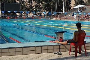 Viaggio nelle piscine comunali<br />aperte a met&agrave; per un documento smarrito