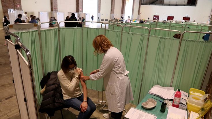 Il doppio pressing del governo sulla Ue e Big Pharma ma il calendario non cambia