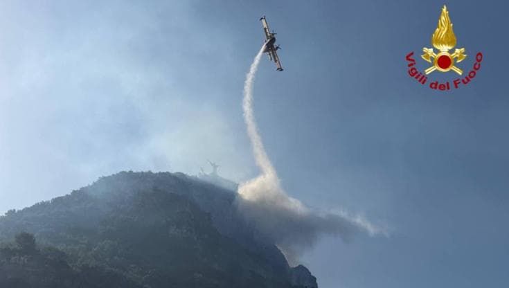Per Maratea non c’è tregua: nuovo focolaio dopo il vasto incendio vicino alla statua del Redentore