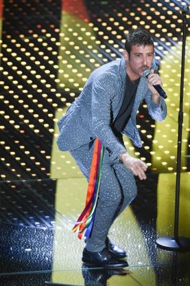 Sanremo 2016, le voci per i diritti civili: i cantanti con i nastri arcobaleno