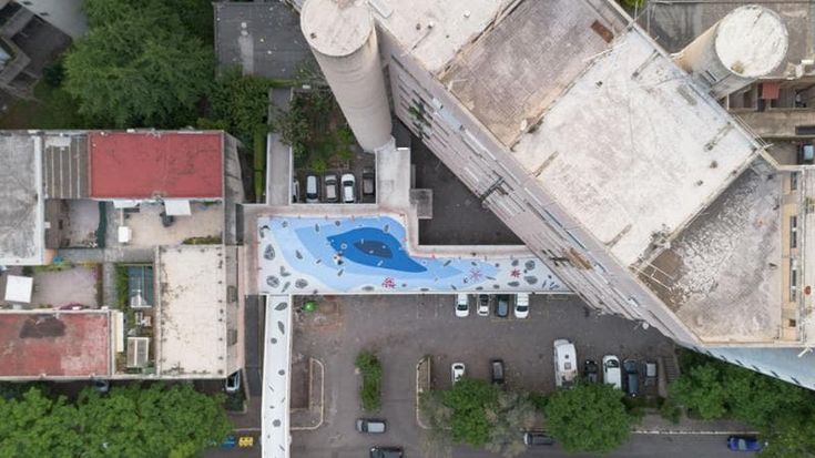 Un lago colorato trasforma la piazza di Vigne Nuove: l’opera diventa un grande gioco a cielo aperto