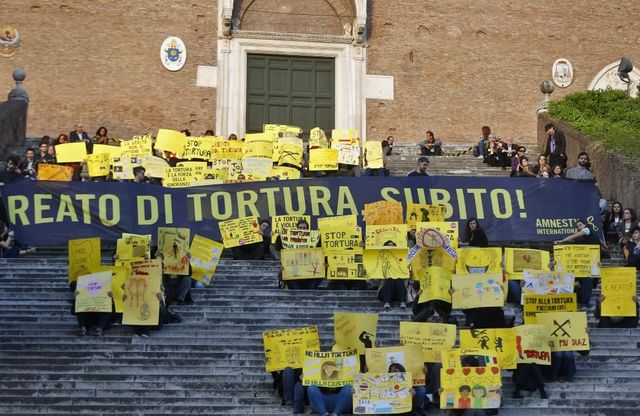 Roma, flash mob di Amnesty International: "Istituire reato tortura"