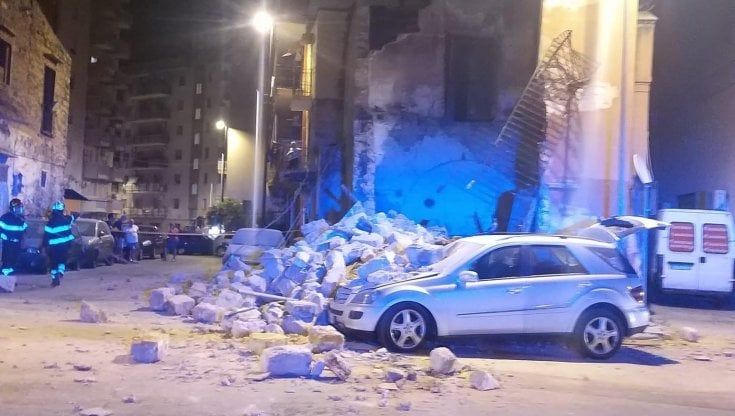 Crolla il muro di una palazzina, paura nella notte a Palermo