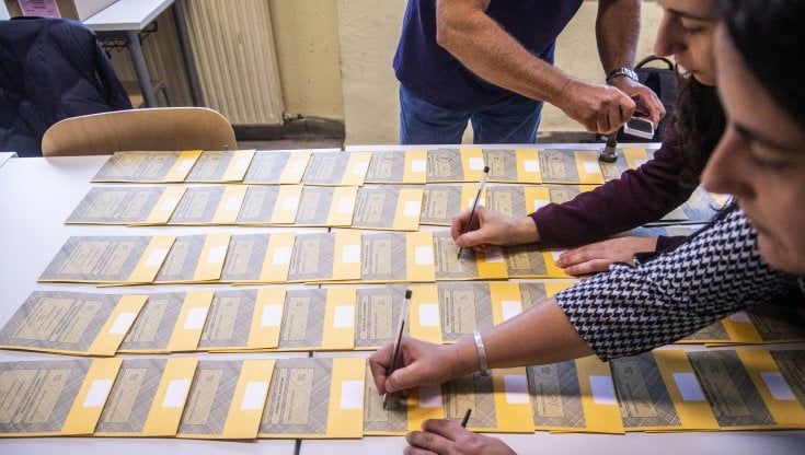 Astensione alle urne, per gli indecisi è il giorno della scelta: il non-voto vale il 35%