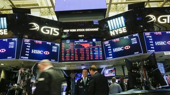 Tensione su euro e spread, ma i mercati tengono dopo il voto. Piazza Affari -0,4%