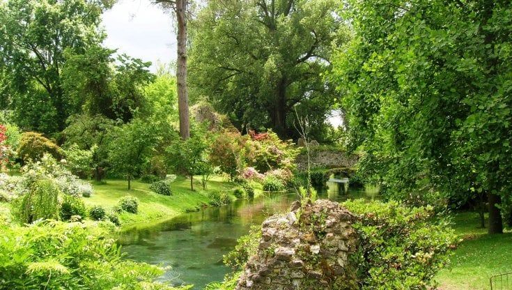 Latina, ultimo weekend per vedere il Giardino di Ninfa: poi si potrà prenotare privatamente