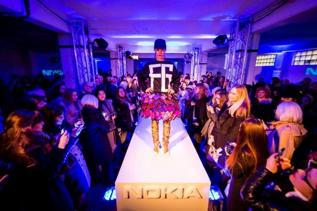 Londra, 35 smartphone da indossare: la gonna si accende