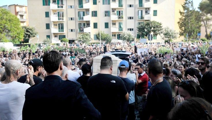 L'addio di Livorno a Denny tra rabbia e lacrime. La mamma: "Era i miei occhi, l'ho cresciuto libero"